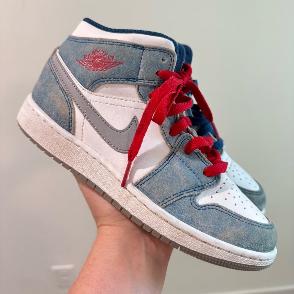 Nike Kids High-Top Sneakers in Light Blue, White & Red